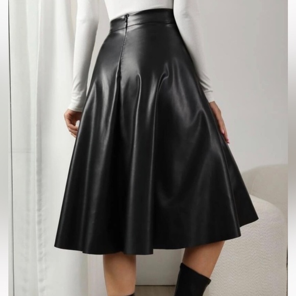 Luxe brown pocketed vegan leather mini skirt - Picture 4 of 8
